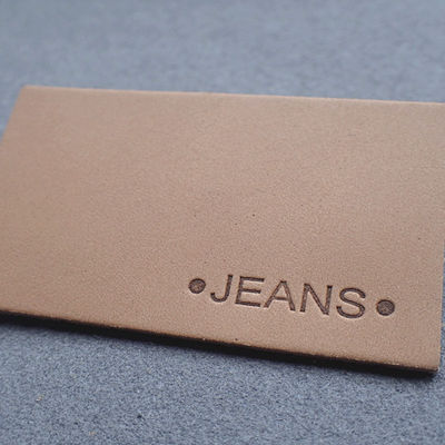 Il taglio diritto di timbratura caldo ha impresso le toppe di cuoio per i jeans