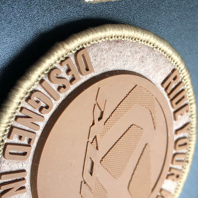 Su misura affollandosi la guarnizione di gomma di marchio di fabbrica con il distintivo del silicone della cucitura del Velcro sulla parte posteriore